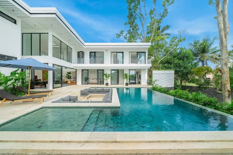 Luxe Tropical 6BR Villa w Pool Lounge • Prime Ubud