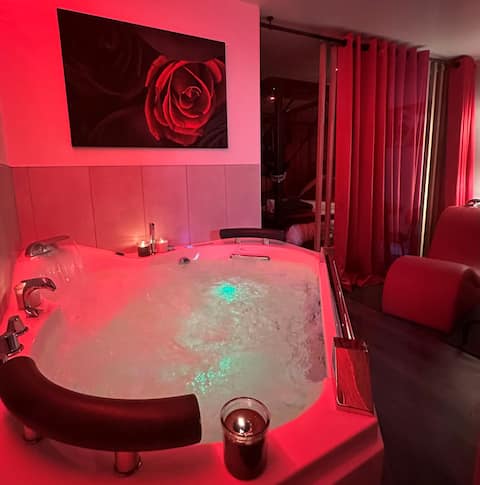 Forbidden Night – Hot Tub, Sauna & Secret Room
