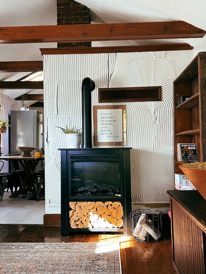 Restez au chaud ou profitez simplement du beau feu tout en vous relaxant dans le salon avec le foyer électrique moderne.