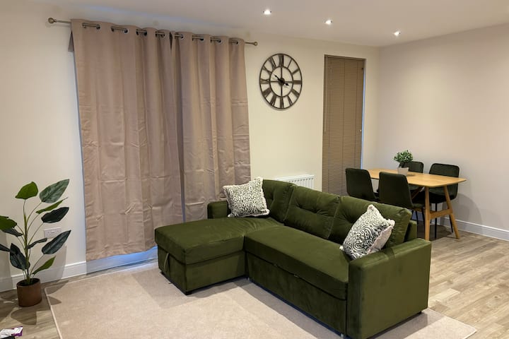 West Weybridge! Spacious 1 Bedroom Apart W/parking - Woking