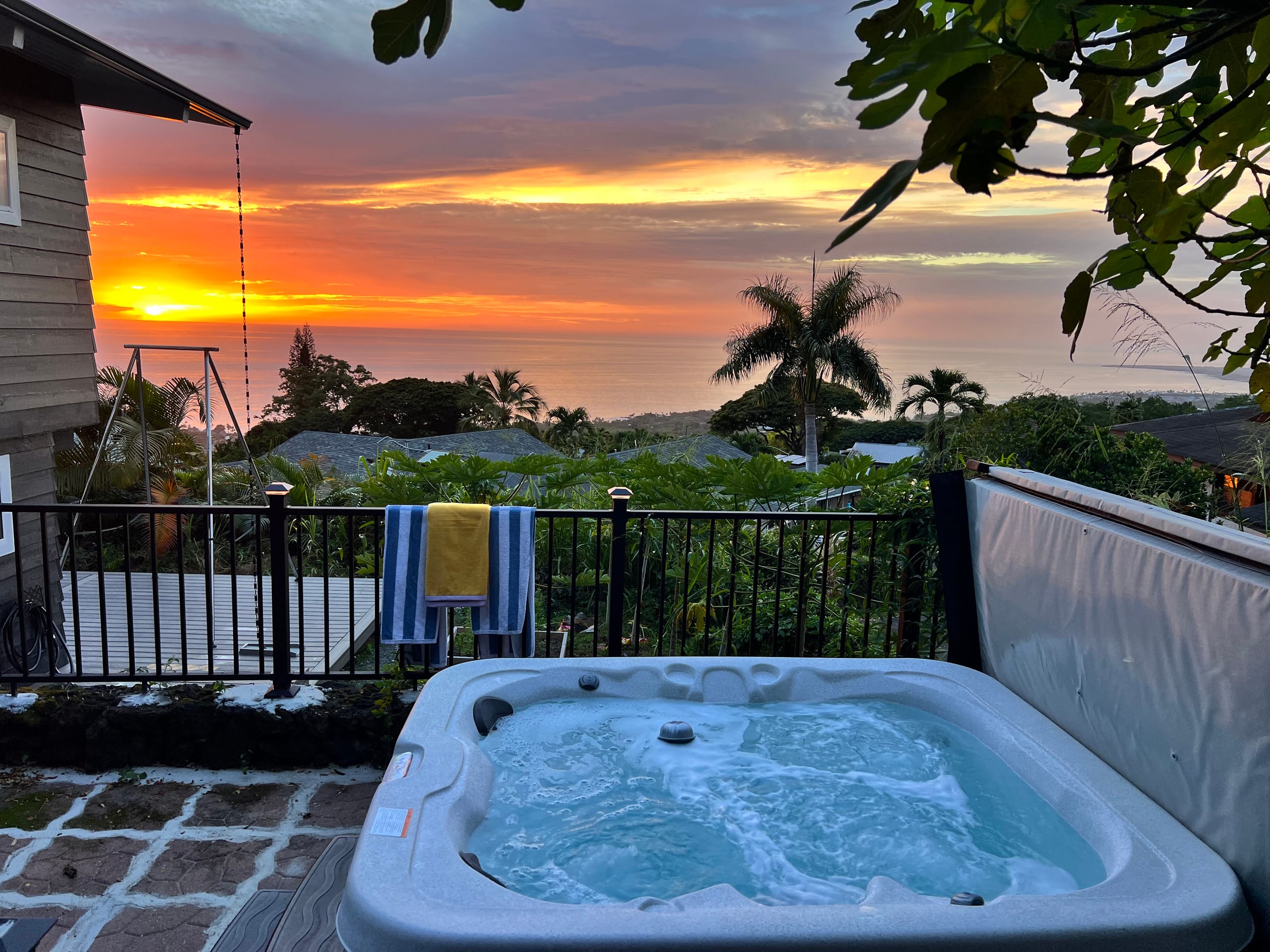Home in Kailua-Kona · ★4.99 · 2 bedrooms · 4 beds · 2.5 baths - Image 58