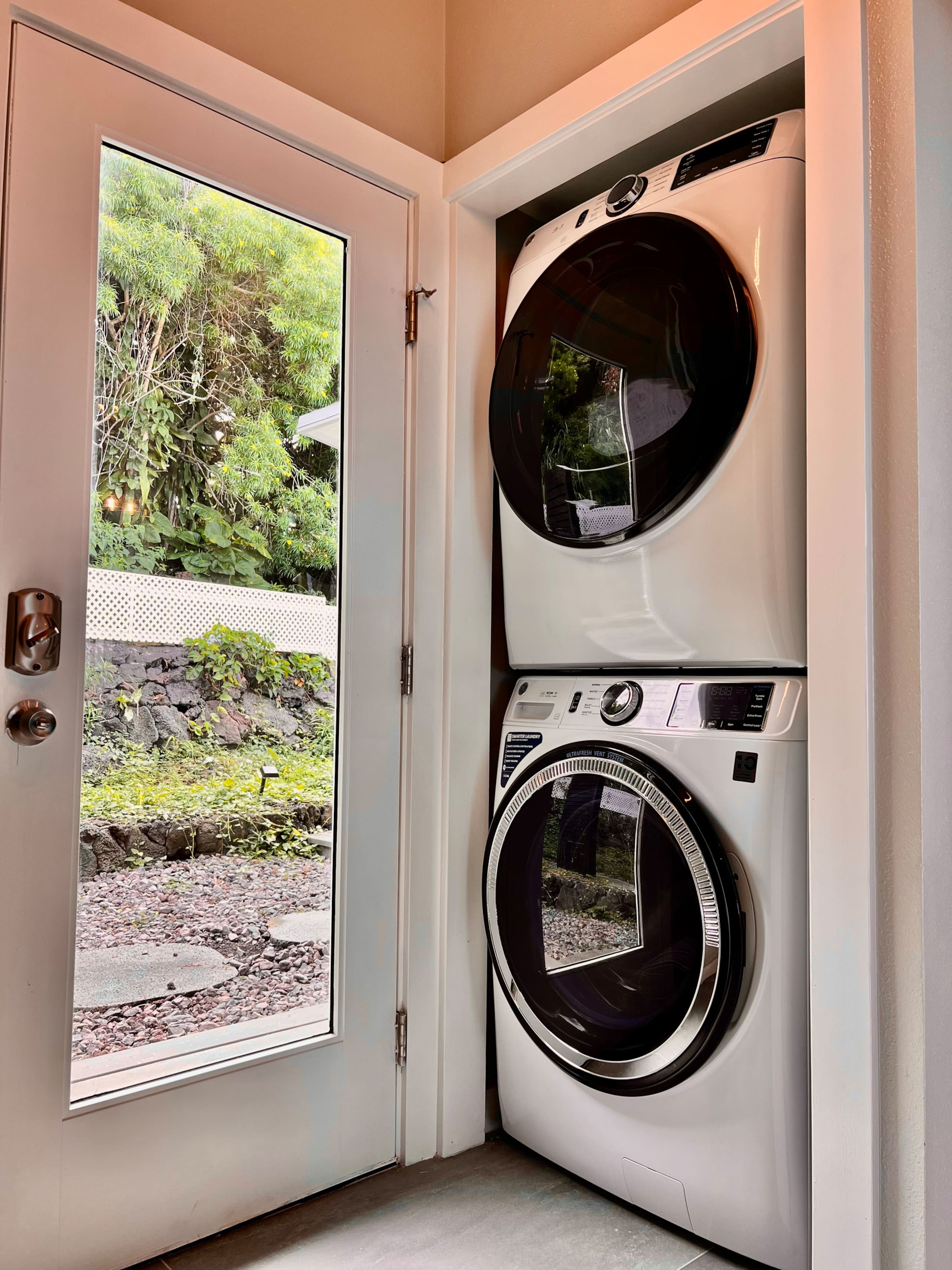 Home in Kailua-Kona · ★4.99 · 2 bedrooms · 4 beds · 2.5 baths - Image 73