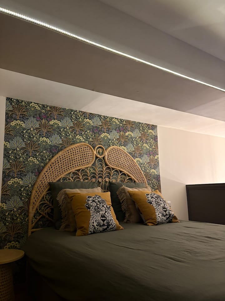 Una viga atraviesa la habitación, pero está indicada por un hilo de leds luminoso que permite evitarlo.