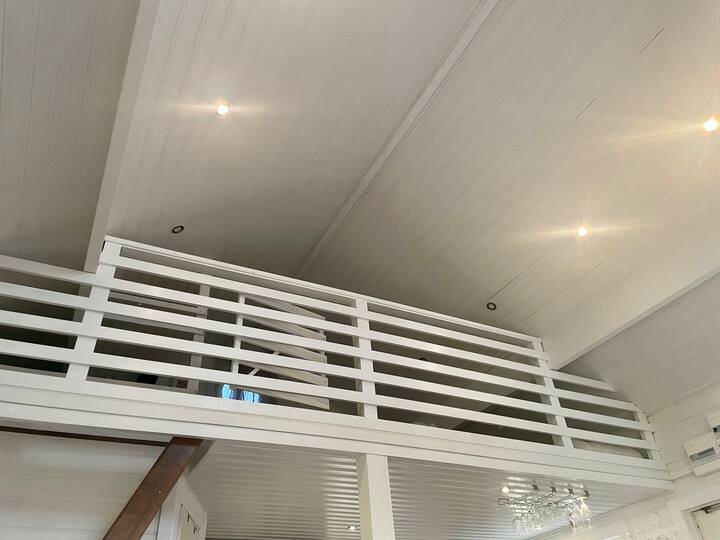 Ზემოთ / ლოფტი მყუდროა და აქვს უამრავი საწოლი. Ეს არ არის დახურული ოთახი, მაგრამ არის ღია, ნათელი და ჰაეროვანი. Ფანჯარა ღიაა. 