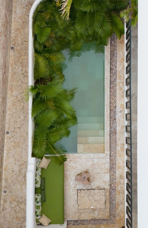 13 luxury suites 3 pools w Bkfst + cln + sec incl