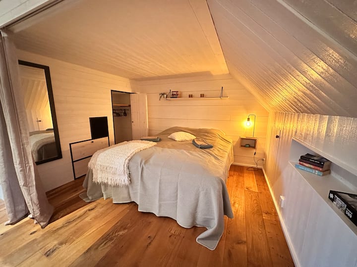 Удобно катче за спиење со удобен двоен кревет. Овде може да легнете и да се одморите некое време со добра книга по убава прошетка низ шумата 