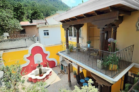 Colonial-style house near the IGSS (Molina neighborhood)