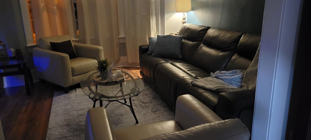 House near Winnipeg Airport and All Amenities