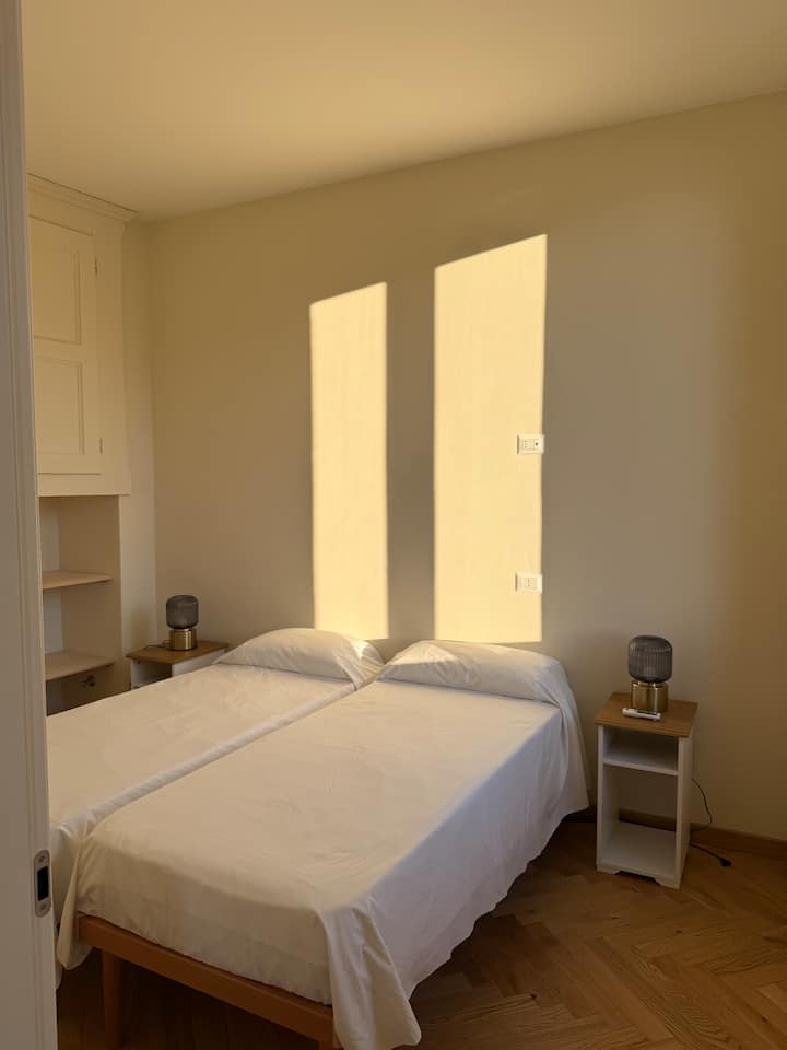 Spálňa 2 s dvoma samostatnými lôžkami, klimatizáciou a výhľadom na jazero.