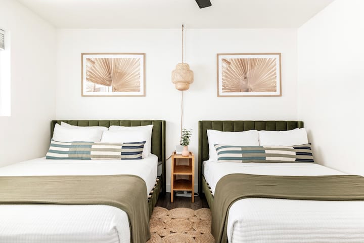 Relax and recharge in this bright bedroom featuring a queen and full bed, perfect for friends or families visiting Scottsdale. Just 5 minutes from Old Town, you’ll have easy access to top restaurants, wine trails, hiking, and golf courses nearby.