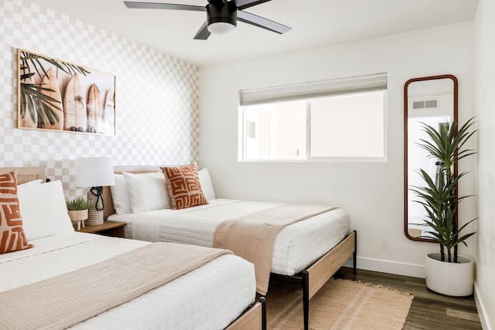 Relax in this serene bedroom with a queen and full bed, perfect for friends or families seeking comfort near Old Town Scottsdale. Enjoy quick access to boutique shops, spas, art galleries, and Scottsdale’s vibrant nightlife just 5 minutes away.