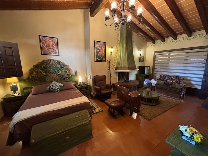  Recámara 1 - CANARIO - En Planta Baja - Cama Matrimonial - 2 Personas.
Baño Privado, Aire Acondicionado, Clóset, Smart TV, Sala y Chimenea.