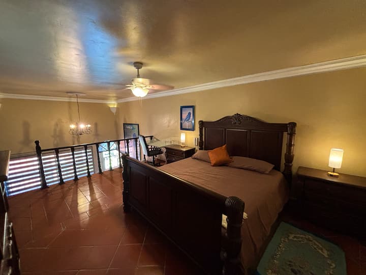  Recámara 5 - AZULEJO - En Planta Alta tipo Loft - 1 Cama King Size en el segundo nivel - 2 Personas.
Baño Privado, Aire Acondicionado,  Clóset, Sala, Escritorio y Smart TV.