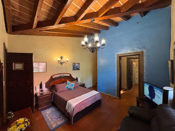  Recámara 2 - CENZONTLE - En Planta Baja - Cama Matrimonial - 2 Personas.
Baño Privado, Ventilador, Clóset y Smart TV.