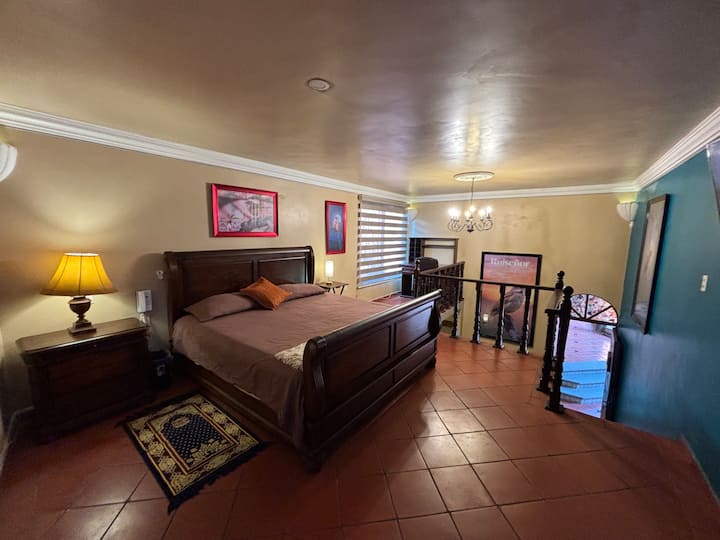  Recámara 7 - RUISEÑOR- En Planta Alta tipo Loft - 1 Cama King Size en el segundo nivel y 1 Cama Matrimonial en la planta baja - 4 Personas.
Baño Privado, Aire Acondicionado,  Clóset, Escritorio y Smart TV.
