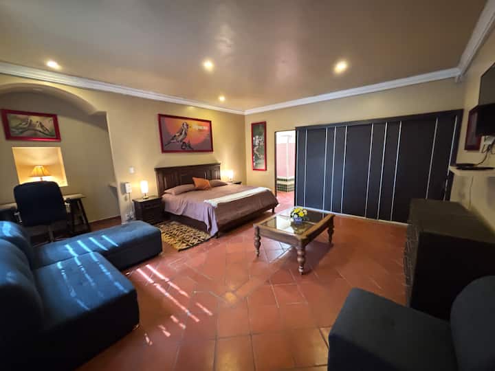  Recámara 8 - JILGUERO- En Planta Alta - 1 Cama King Size - 2 Personas.
Baño Privado, Aire Acondicionado,  Clóset, Escritorio, Sala y Smart TV.