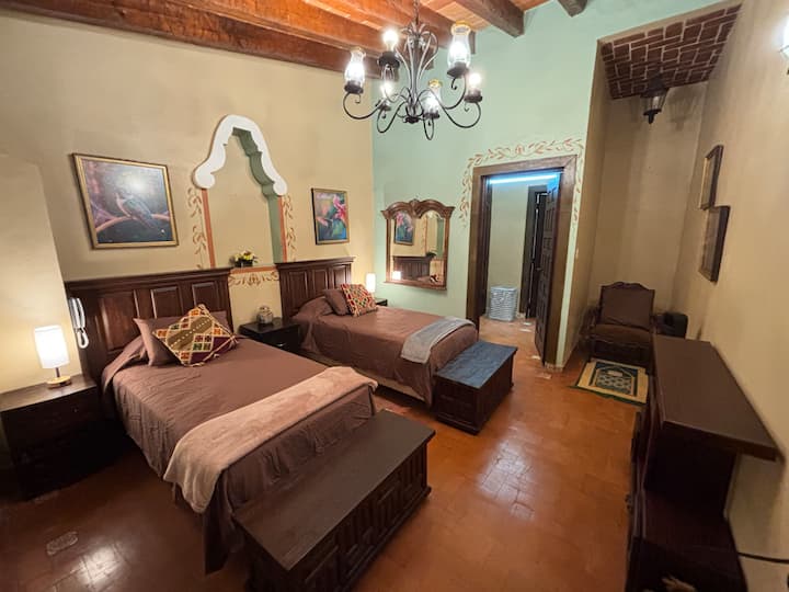  Recámara 3 - COLIBRÍ- En Planta Baja - 2 Camas Matrimoniales - 4 Personas.
Baño Privado, Ventilador de piso , Clóset y Smart TV.