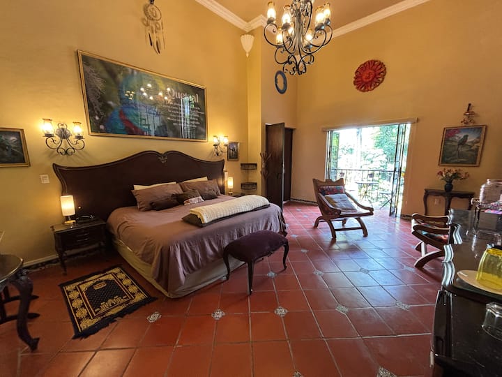  Recámara 4 - QUETZAL Recámara Principal - En Planta Alta tipo Loft - 1 Cama King Size y 1 Matrimonial en el segundo nivel - 4 Personas.
Baño Privado, Jacuzzi y Pantalla, walking Clóset, Aire Acondicionado, Romántico Balcón y Pantalla.