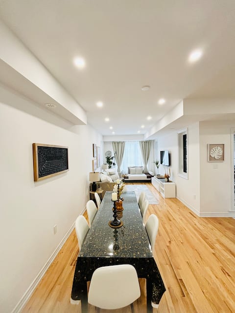 Popular Airbnb listing: Aug. Special! Stylish 3-BedroomTownhome Sleeps 7 in Berczy Village