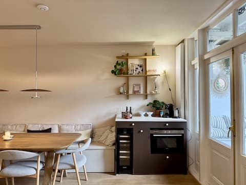 Successful Airbnb property: Sunny south-facing balcony · King-size bed · Heart of De Pijp in Nieuwe Pijp