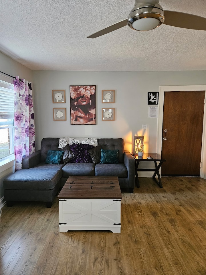 Refreshed 2br In Historic Kc | Free Garage & More - Kansas City, KS