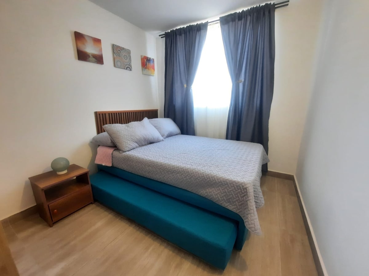 Тази спалня с 2 спални се състои от полудвойно легло и ниша. С чаршафи, възглавници и одеяла, за да прекарате добре нощта.  