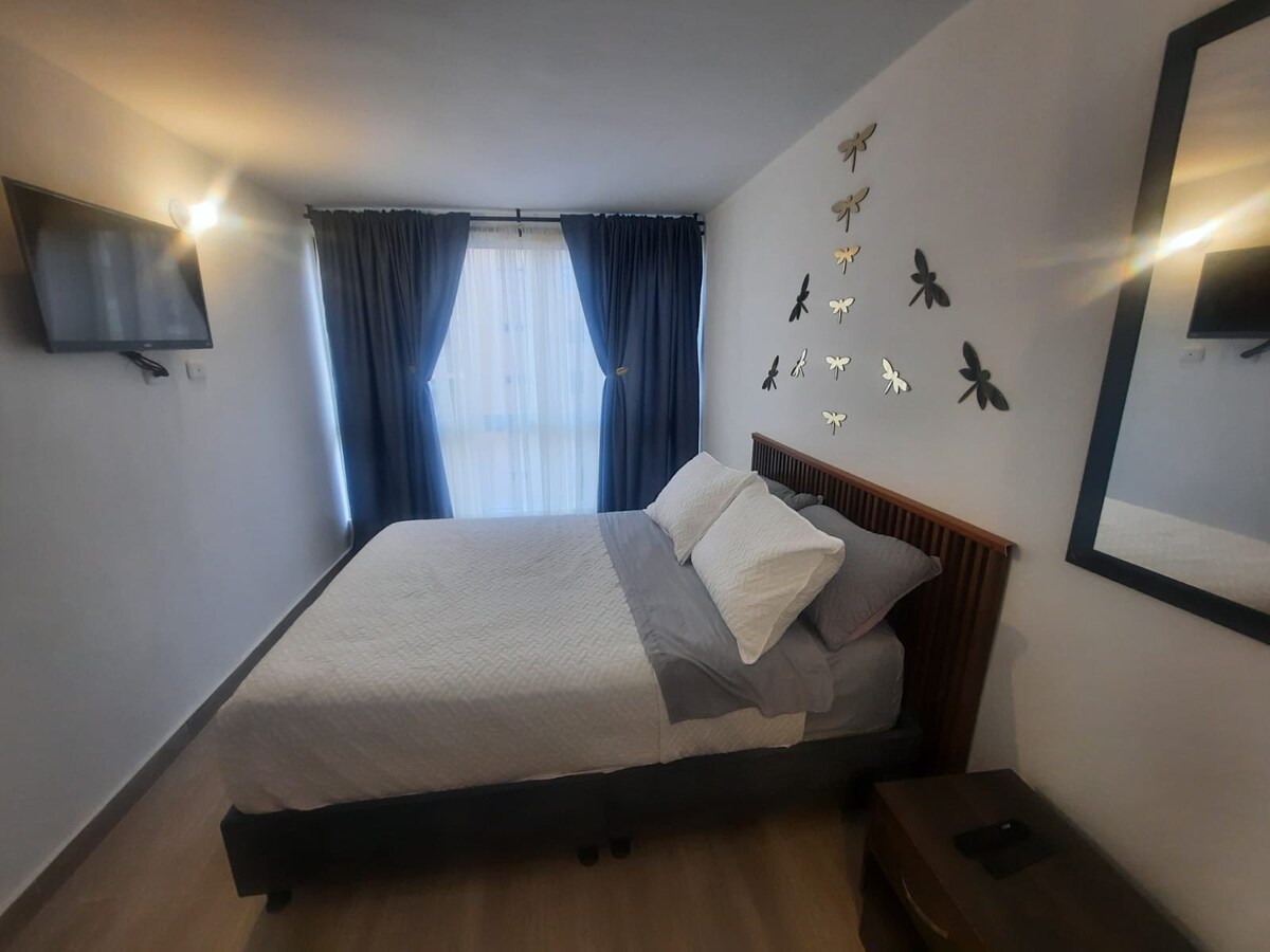 Просторна главна спалня с двойно легло, смарт телевизор, дрешник и самостоятелна баня.