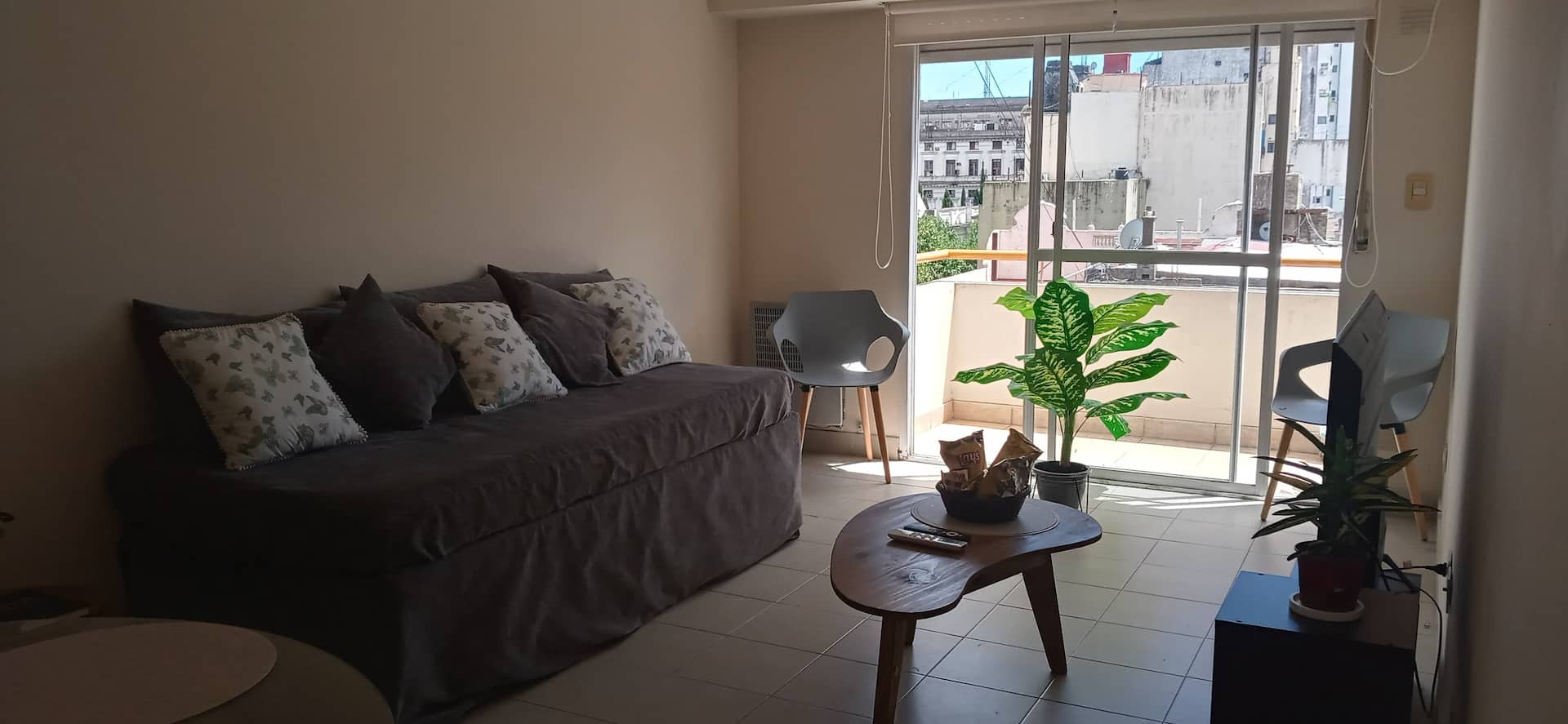 Bright furnished one-bedroom apartment in Monserrat