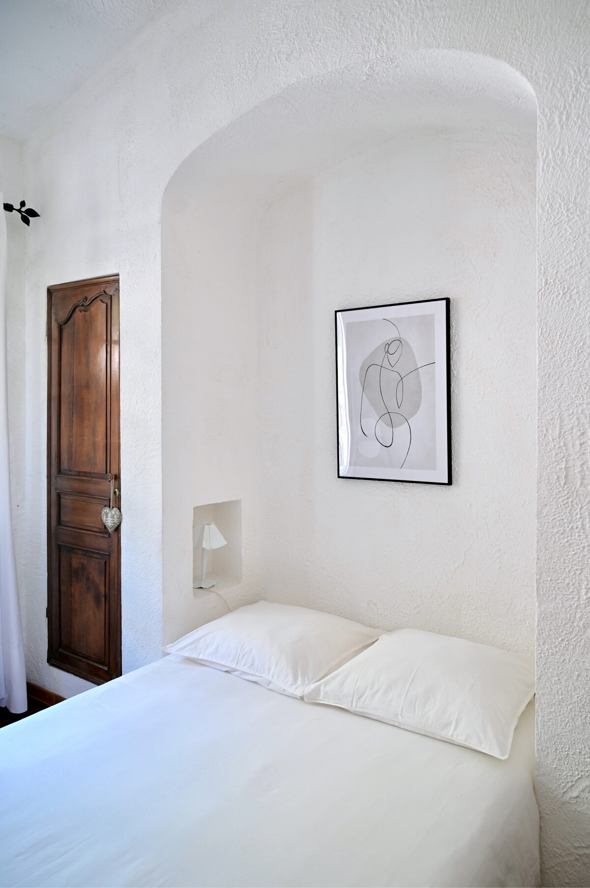 Ნათელი და მშვიდი საძინებელი 140 × 200 ორადგილიანი საწოლით, სავარძლით, უჯრის გულმკერდითა და გარდერობით. Იდეალურია კომფორტული და დასვენებისთვის.