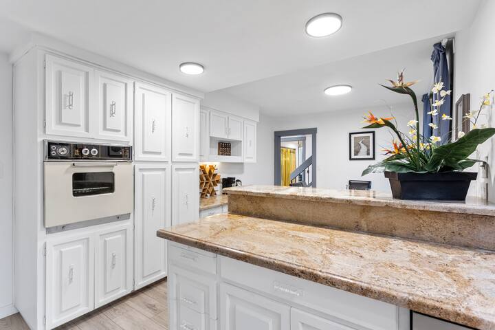 Luxurious 5BR Villa w/Sauna gallery image 5