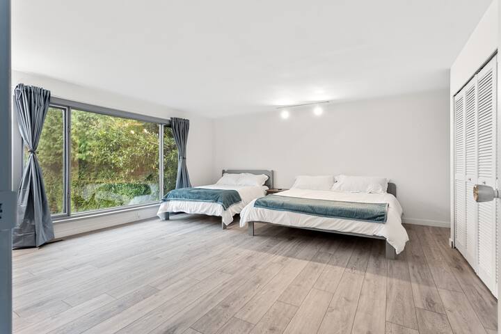 Luxurious 5BR Villa w/Sauna gallery image 4