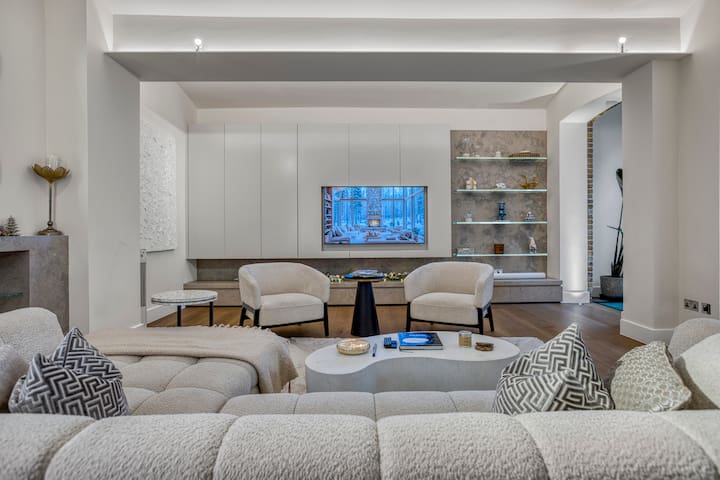 Historic Cubitt Lodge| 3BR | Steam Room & Jacuzzi