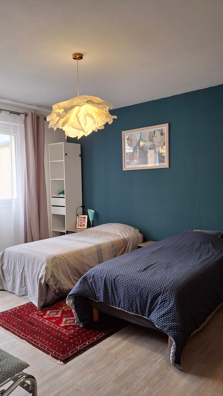 Veľká svetlá spálňa, tichá, oproti ulici: 2 samostatné lôžka a 1 pracovný priestor, komoda a šatník. Manuálne rolety.