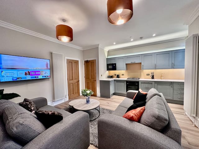 Spectacular 2 bed, 2 bath in Edinburgh City Centre