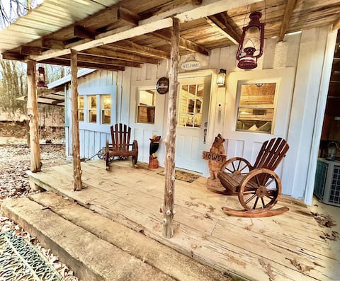 King Suite & Bunkhouse - Deer Camp - WiFi - Grill