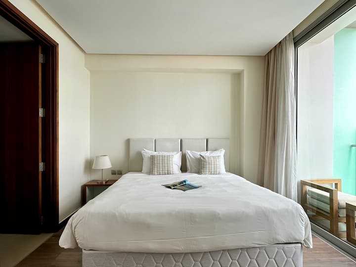 Вторият има прилежаща тоалетна.