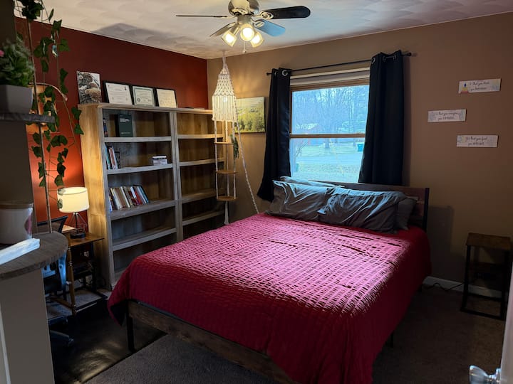 Póngase cómodo en esta habitación/oficina equipada con algunos libros y una luz regulable.