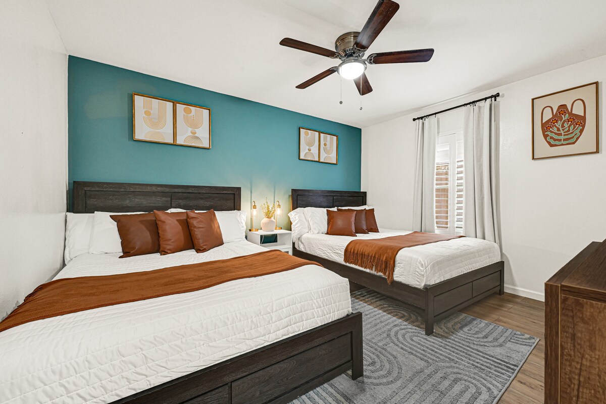 2 queensize bedden gelegen op de eerste verdieping, met een inloopkast, smart-tv en een toilet in dezelfde gang.