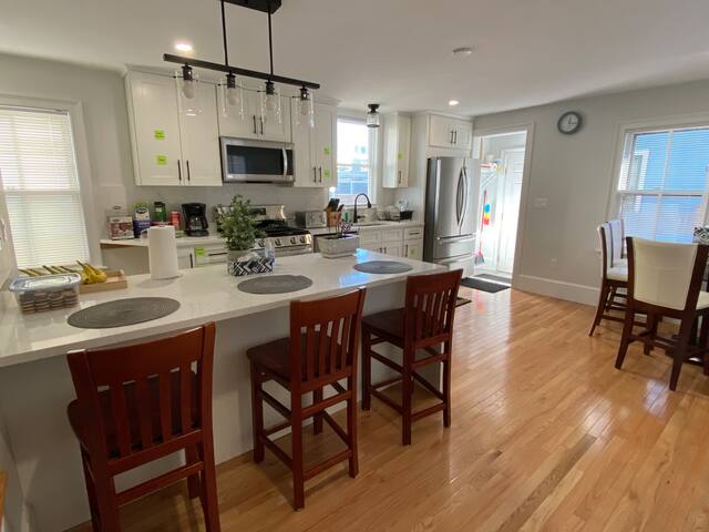 Modern Family Oasis near Harvard gallery image 3