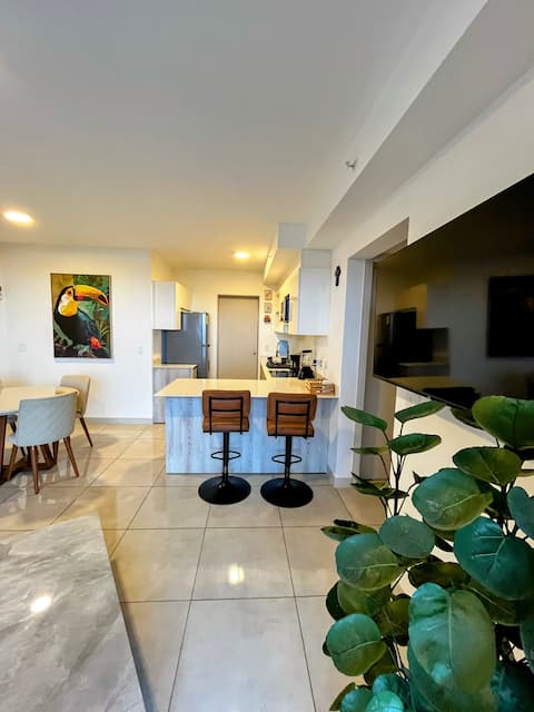 Top-floor overlooking uptown | a/c & parking