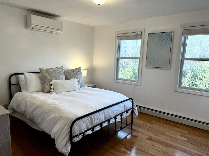 เตียงและที่นอนทั้งหมดของเราเป็นเมมโมรี่โฟมใหม่ล่าสุดที่ซื้อมาในปีนี้ เรามีหมอนและผ้าห่มเพียงพอเพื่อความสะดวกสบายของคุณ 