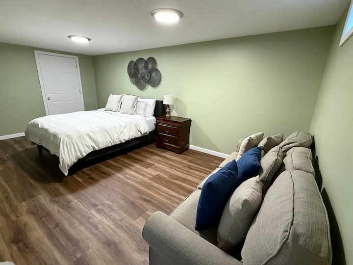 ห้องนอนชั้นล่างให้ความเป็นส่วนตัวเป็นพิเศษห้องสำหรับที่นอนเป่าลมและโซฟาเพิ่มเติมจากห้องเล่นเกม