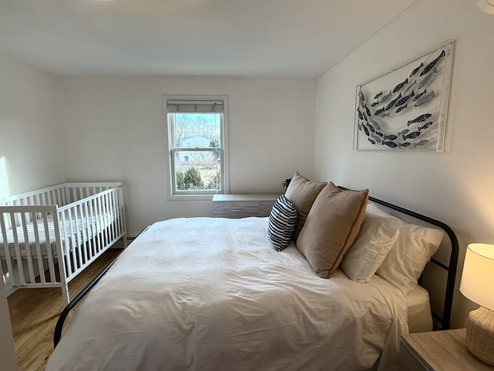 มีเปลและผ้าปูที่นอนเด็กแบบมาตรฐานเต็มรูปแบบ 