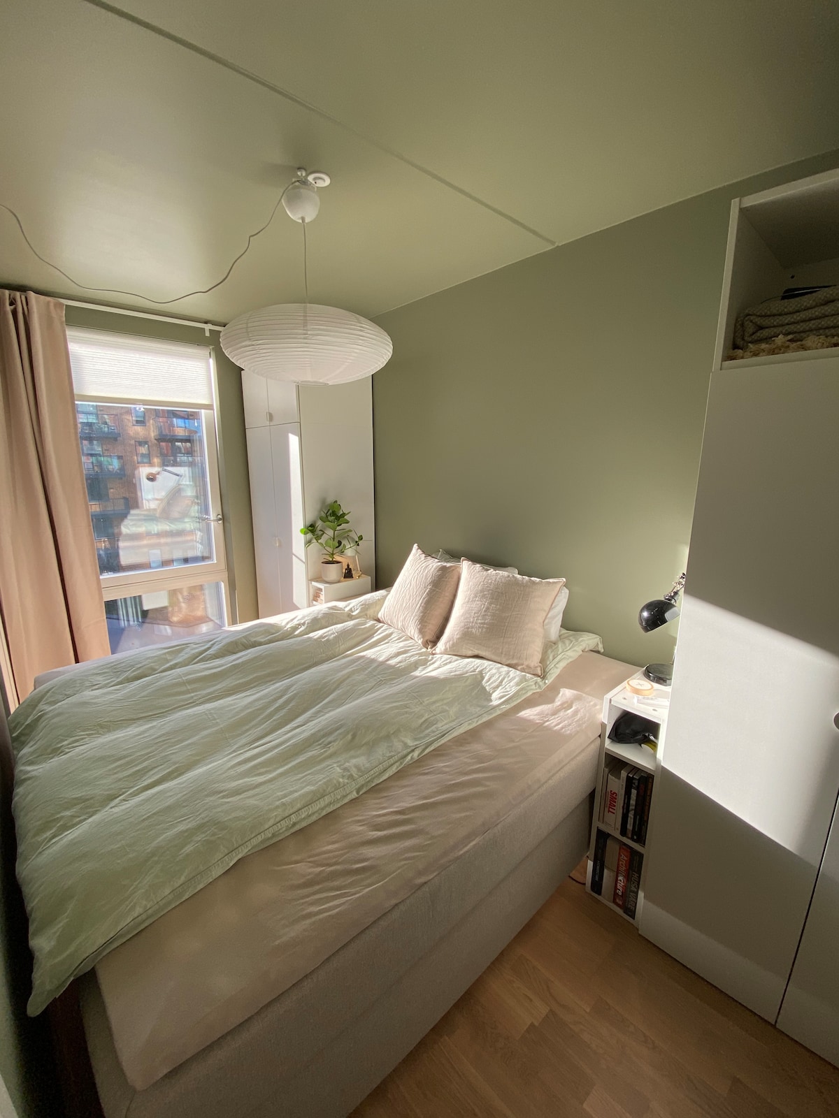 Спалня с легло 180 см и тъмни завеси