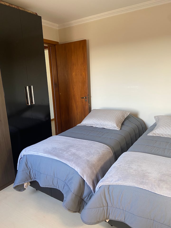 Habitación con dos camas individuales. 