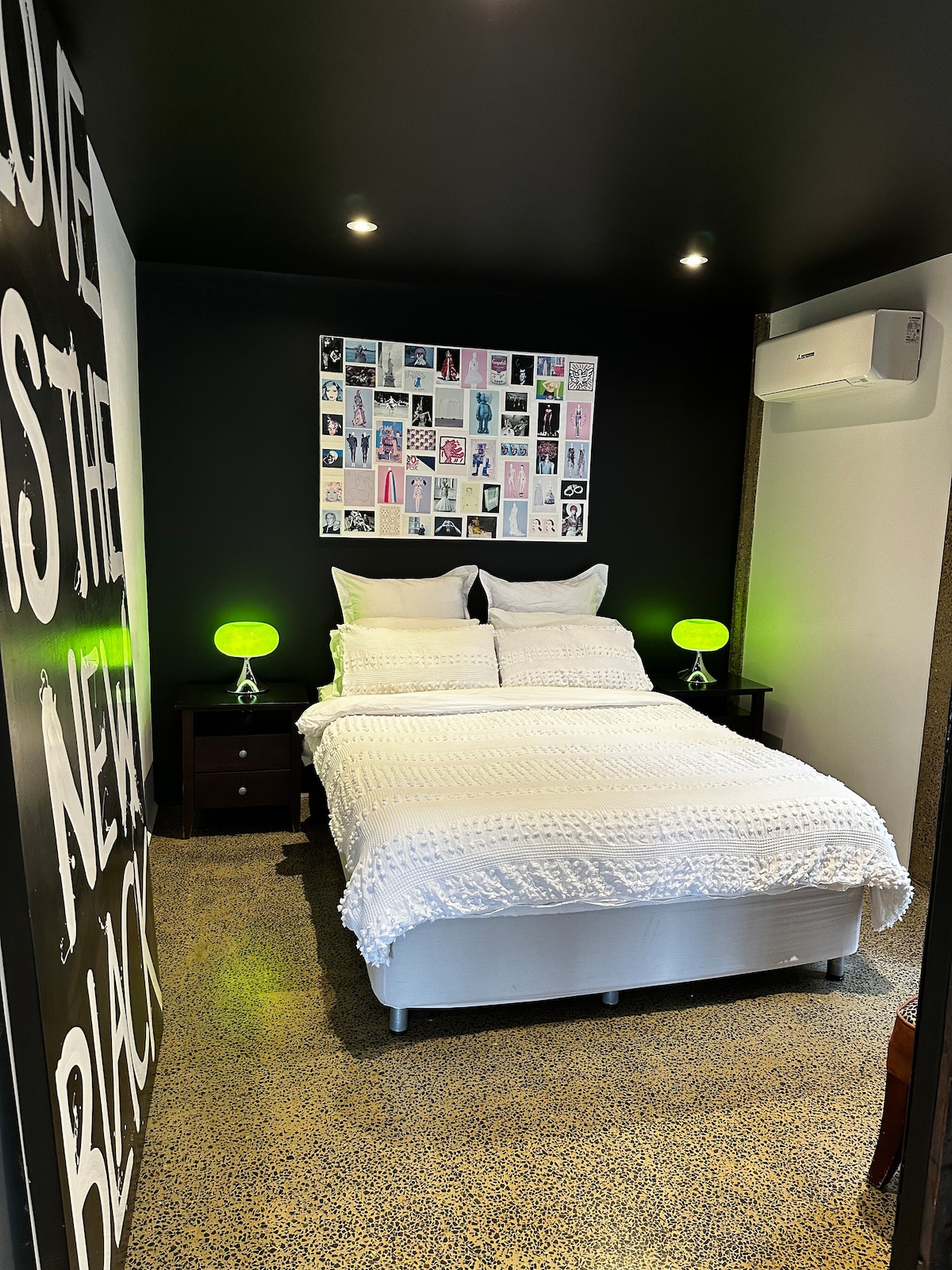 Уютна спалня с двойно легло, вграден гардероб и огледало за грим. Насладете се на климатик, затъмняващи завеси, смарт телевизор и бърз Wi - Fi. Идеално за самостоятелни пътници или двойки, търсещи комфорт и удобство, докато разглеждат Бризбейн.