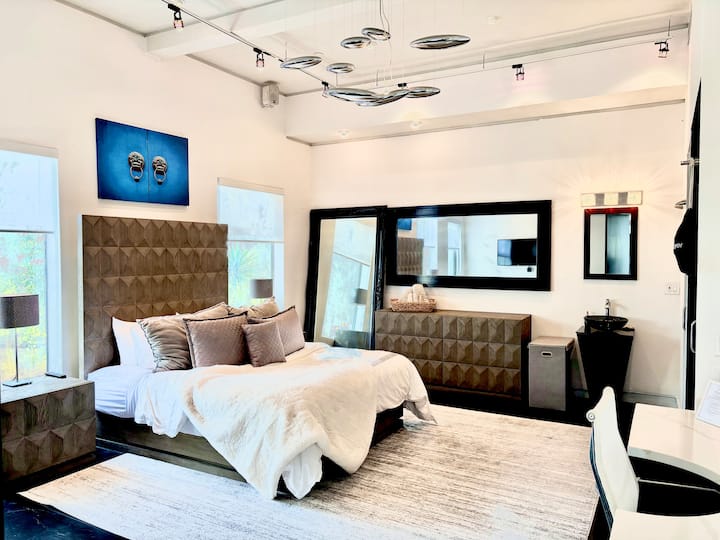 Vrlo visoki stropovi, bračni krevet, mirno jezerce, pogled na ocean, profesionalno ogledalo za šminkanje i mramorni umivaonik/radni stol, TV u spavaćoj sobi 2