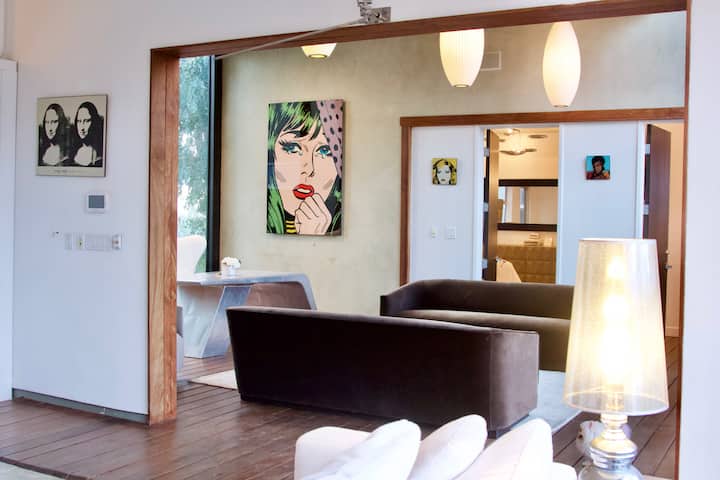 Ulazni prostor za sjedenje i radni stol 