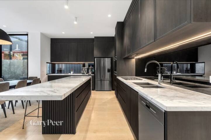 Luxury townhouse gallery image 5