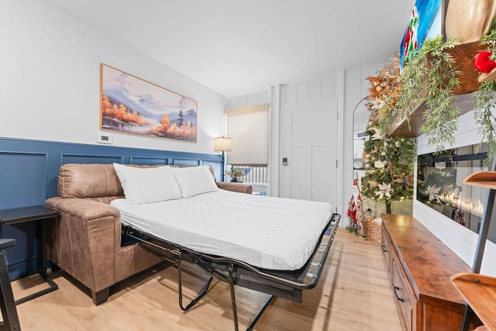 Მყუდრო ბუხართან მდებარე კომფორტული გასაშლელი დივანი იდეალურია მშვიდი ღამის გასატარებლად.